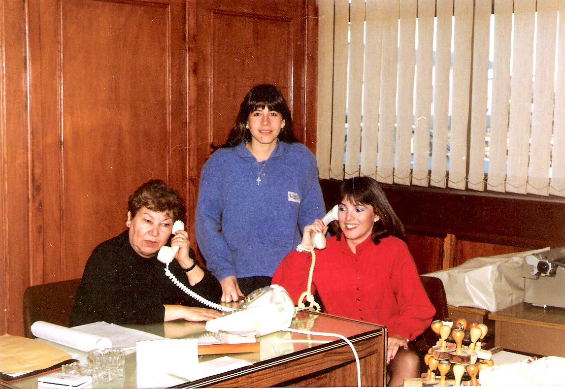 En julio de 1991 la Fiscalía de Estado se mudó de Fontana 50 a la sede que ocupa hoy. En la foto, las abogadas de la Delegación Capital Federal: la Dra. Rosa Sias (sentada) y la Dra. María Alejandra Ahmad (parada) junto Alicia Zamarreño (de rojo), en las oficinas de Rawson.